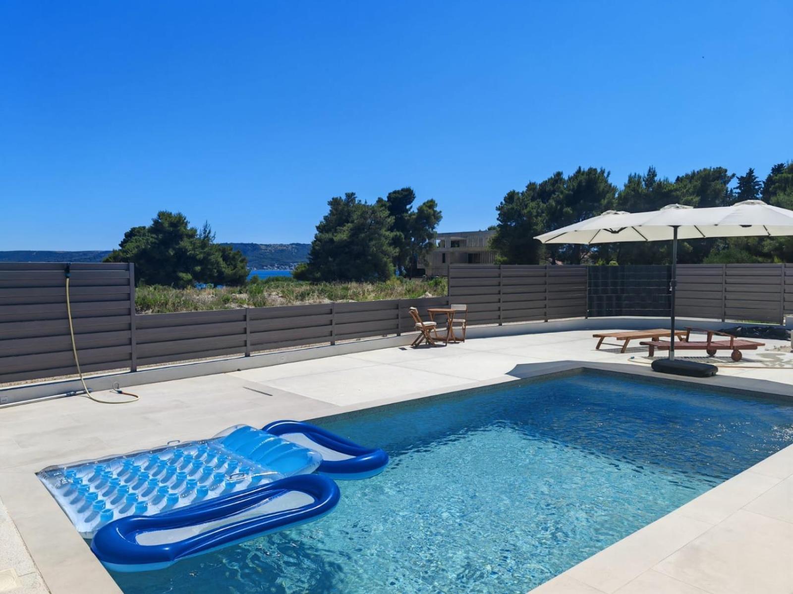 Beach Haven House With Pool And Jacuzzi Kaštela Exteriér fotografie